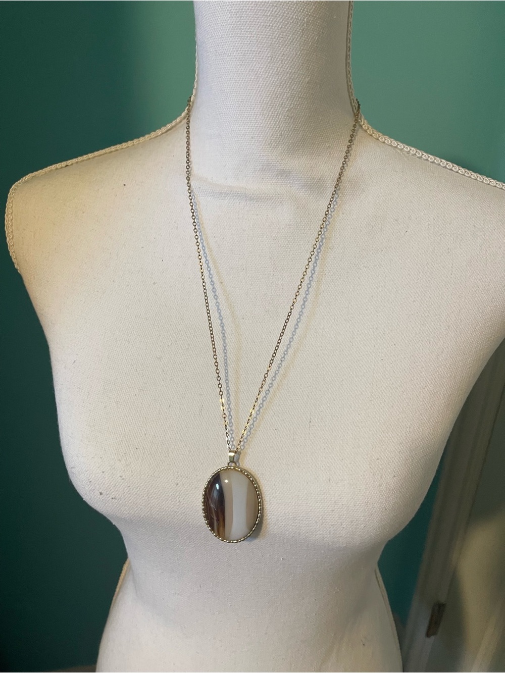 Vintage Gold-Tone Brown & Cream Agate Pendant Necklace